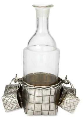 une image représentant une carafe en verre avec un panier en métal
