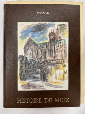 un vieux livre sur lequel figure l'image d'une cathédrale