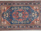 un tapis bleu et rouge orné d'un motif
