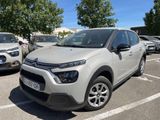une Citrole blanche garée sur un parking aux côtés d'autres voitures