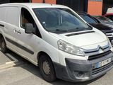 une camionnette blanche garée dans un parking
