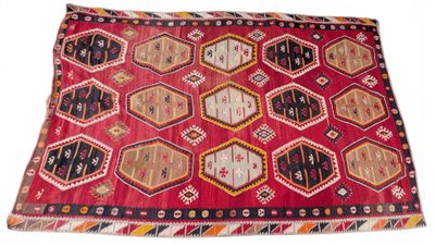 un tapis rouge et noir orné de motifs géométriques