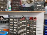 un établi sur lequel se trouvent de nombreux outils de toutes sortes