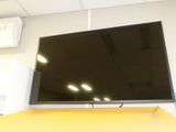 une télévision à écran plat posée sur une table jaune