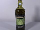une vieille bouteille de Chartreuse avec une étiquette dessus