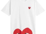 un t-shirt blanc avec un cœur rouge sur la poitrine