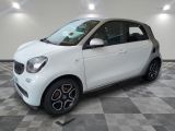 une photo d'une Smart garée dans un showroom