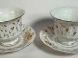 deux tasses et soucoupes posées sur une table blanche