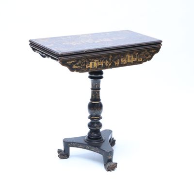 Table à jeu en bois laqué noir et or à décor de personnages …