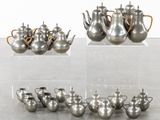 de nombreuses théières en argent exposées sur une table