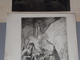 deux photos en noir et blanc représentant un homme et une femme assis à une table