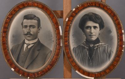 deux vieilles photos en noir et blanc représentant un homme et une femme