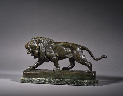 statue en bronze représentant un lion, posée sur un socle en marbre