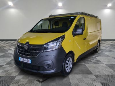 La camionnette jaune est garée sur le sol à damier du garage.