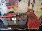 certains outils sont posés sur un chariot dans un garage
