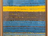 une peinture représentant un tableau à rayures bleues et jaunes accroché au mur