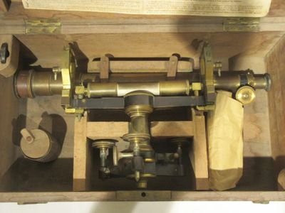 une boîte en bois contenant une machine à l'intérieur