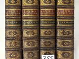 un lot de cinq vieux livres empilés les uns sur les autres
