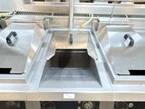 trois éviers en acier inoxydable dans une cuisine professionnelle