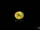 un diamant jaune dans l'obscurité