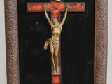 un vieux crucifix en bois orné d'une croix rouge