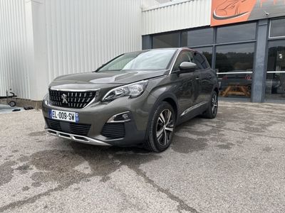 une voiture grise garée devant un bâtiment dans un parking