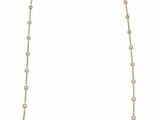 un collier à chaîne en or orné de perles sur fond blanc
