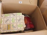 une boîte en carton contenant un livre, posée par terre