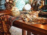 une table en bois sur laquelle sont posés tout un tas d'objets