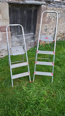 Deux escabeaux LOT A RETIRER SUR RENDEZ-VOUS SUR LA COMMUNE …