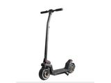 gros plan d'un scooter sur fond blanc