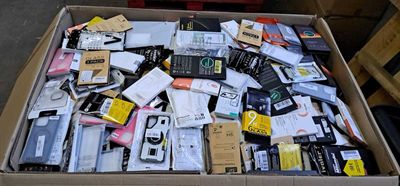 une boîte en carton remplie d'appareils électroniques et d'autres objets