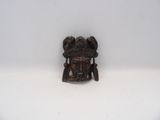 l'image d'un petit masque en bronze sur un fond blanc