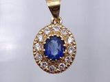 un gros plan d'un pendentif en saphir bleu et diamants sur fond blanc