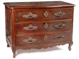 une petite commode qui comporte de nombreux tiroirs