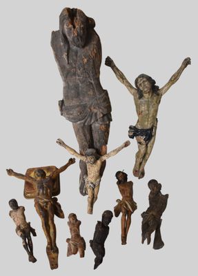 un ensemble de figurines représentant Jésus sur la croix