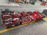 beaucoup d'outils sur une palette dans le parking