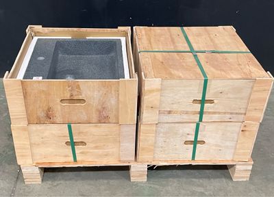 deux boîtes en bois empilées l'une sur l'autre