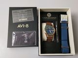 une boîte contenant une montre et un stylo