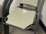 une chaise dont l'assise est munie d'une étiquette