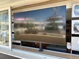 un grand téléviseur à écran plat exposé dans la vitrine d'un magasin