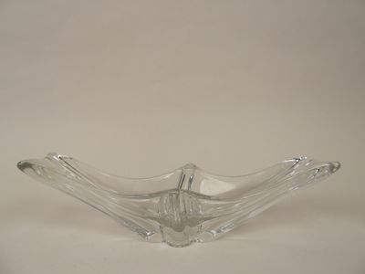 un bol en verre posé sur une table