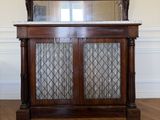 une armoire en bois surmontée d'un miroir