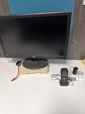 un bureau d'ordinateur sur lequel se trouvent un écran, un clavier, une souris et d'autres objets