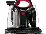 un gros plan d'un aspirateur noir et rouge sur fond blanc