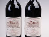 deux bouteilles de vin rouge posées l'une à côté de l'autre sur une table