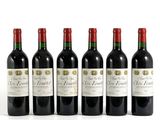 six bouteilles de vin rouge alignées sur une surface blanche