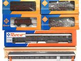 Plusieurs boîtes de petits trains sont empilées les unes sur les autres