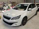 une voiture blanche garée dans un garage