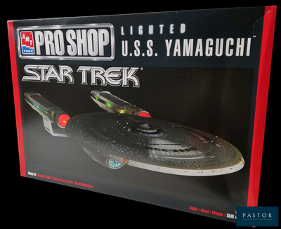 une boîte sur laquelle figure une maquette d'un vaisseau de Star Trek